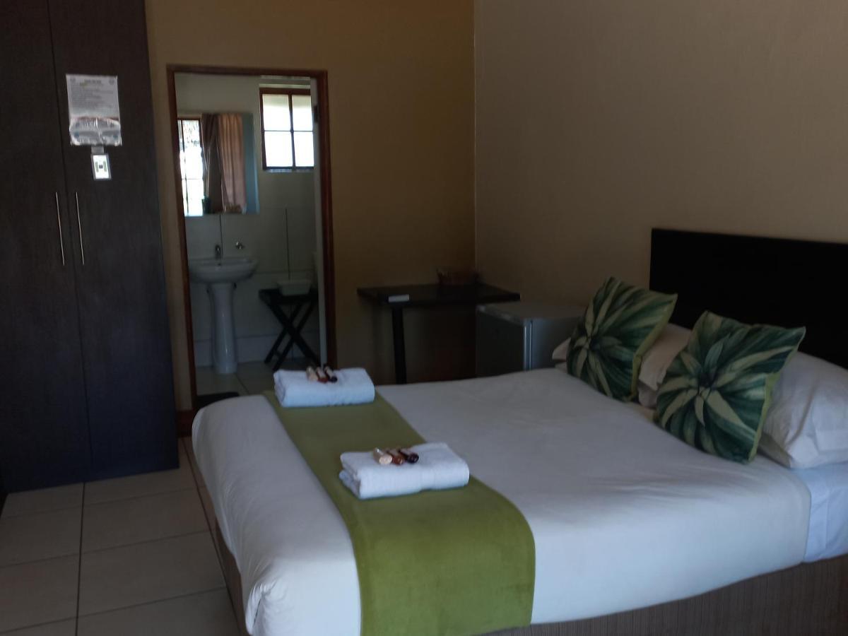 Or Tambo Guest House Kempton Park Exterior foto