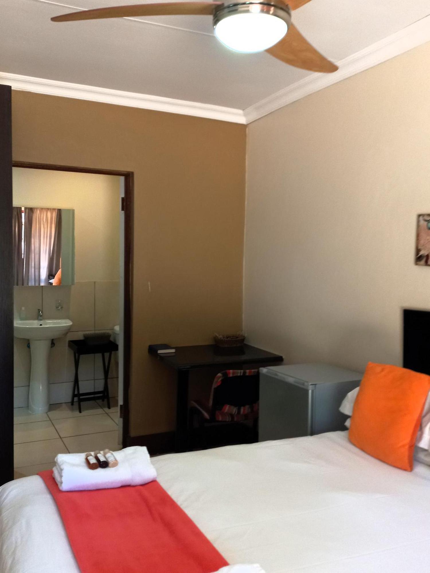 Or Tambo Guest House Kempton Park Exterior foto