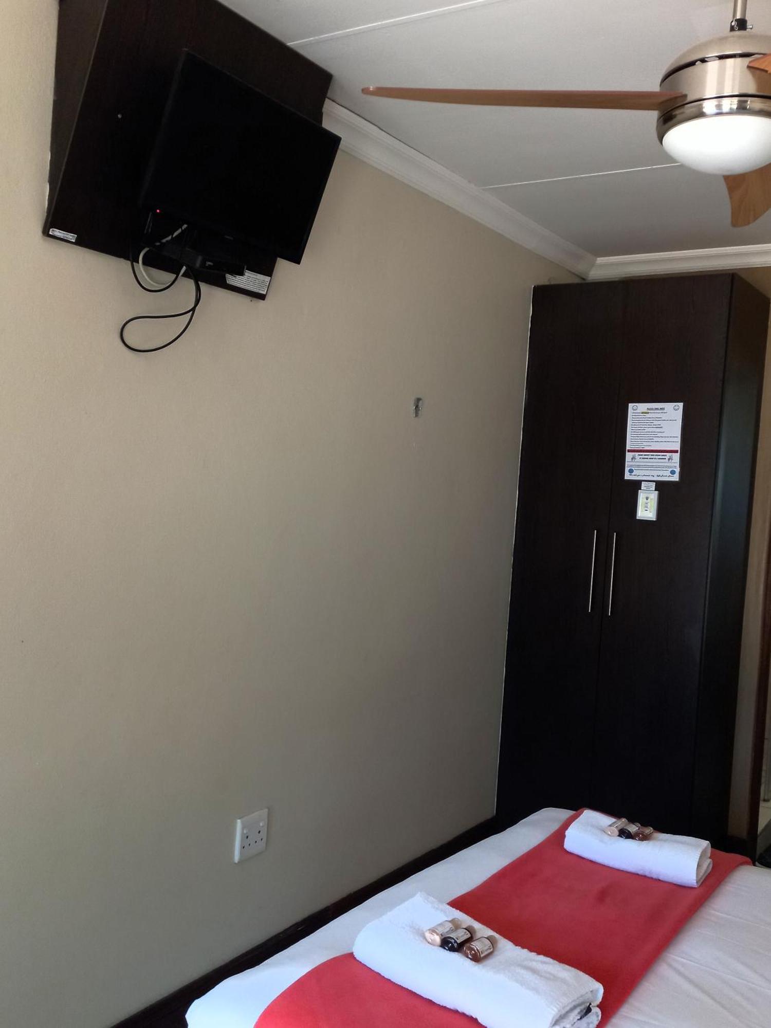 Or Tambo Guest House Kempton Park Exterior foto
