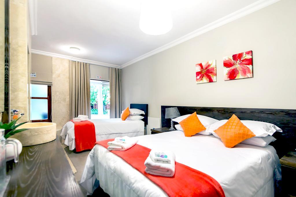 Or Tambo Guest House Kempton Park Exterior foto