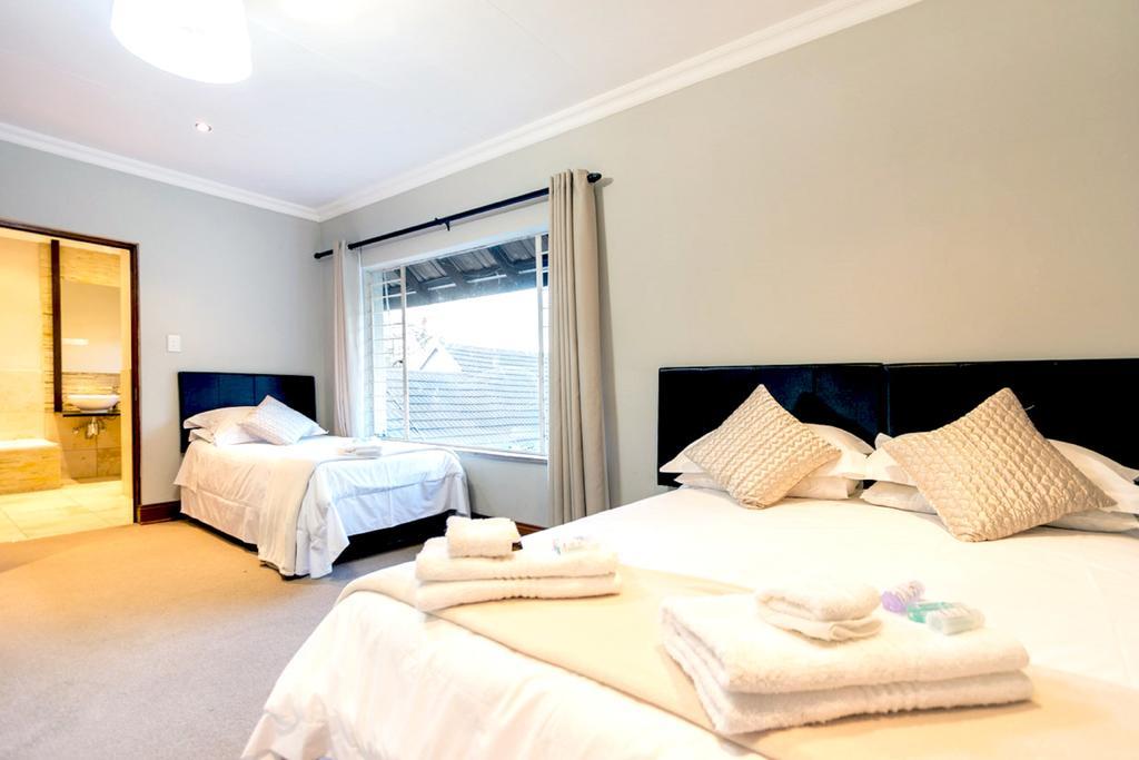 Or Tambo Guest House Kempton Park Exterior foto
