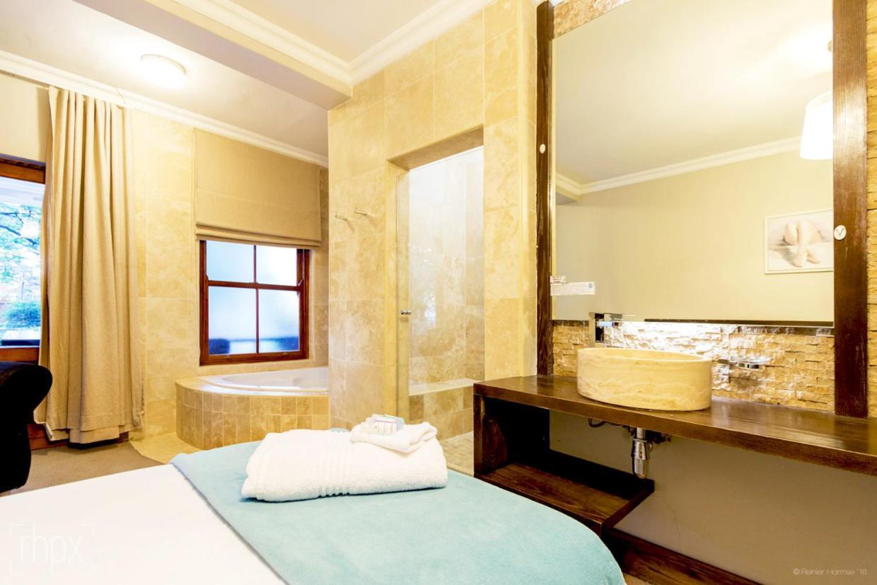 Or Tambo Guest House Kempton Park Exterior foto